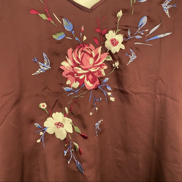 WHITE HOUSE BLACK MARKET Satin Cross Back Top Maroon V Neck Blouse Size S - Picture 2 of 6